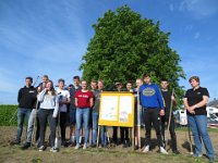 Die stolze Gruppe Nachhaltigkeit und Frau Reck von der VSE -Filiale Clenze : Blühstreifenprojekt-Aussaattag April 2019