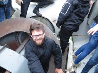 Herr Streblow-Lindner schlüpft als Letzter aus dem Masten der Windanlage : Umweltprojekt 2019